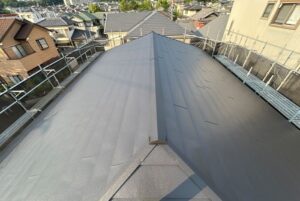 ニチハ「横暖ルーフ」を使用した屋根カバー工法を行いました